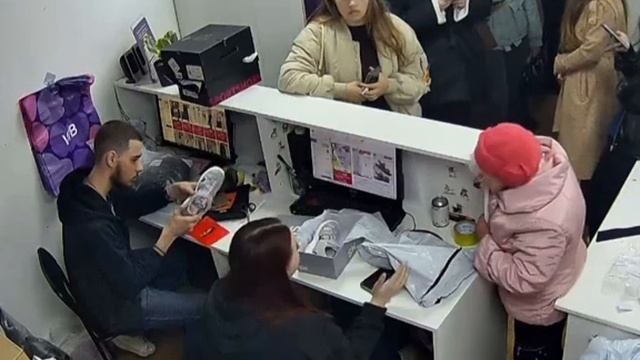 Скандальные бабушки пытались добиться возврата товара криком и силой