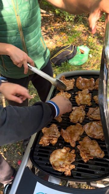 лайфхак, как перевернуть мясо на гриле ) #мясныедвижения #еда #food #bbq #шашлык #мясо