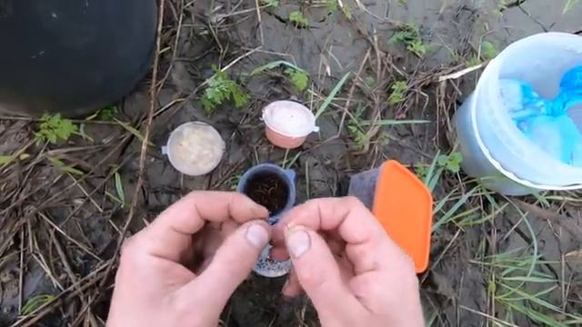Рыбалка удочкой на большой реке.