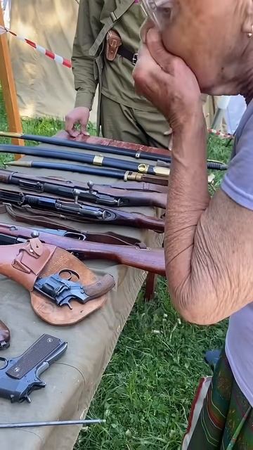 Бабушка на выставке оружия Второй Мировой войны