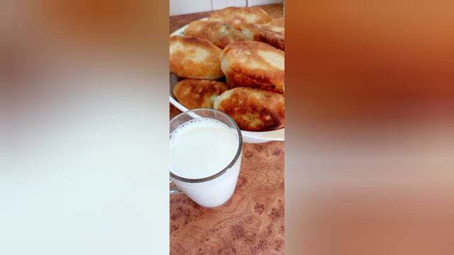 Сегодня пирожки с яйцом и луком! Обожаю их горячие с холодным молоком 🥛