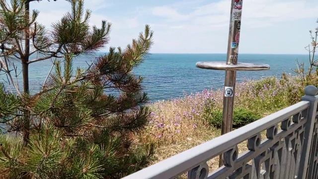 Море ,цветы, аттракционы . Декорации из камня