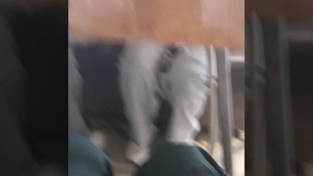 Я кушаю перед самолётом
