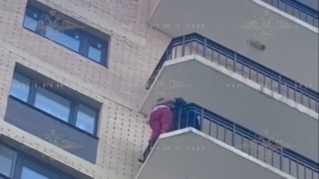 ‼️Девушка чуть не сорвалась с 16 этажа в Жуковском‼️