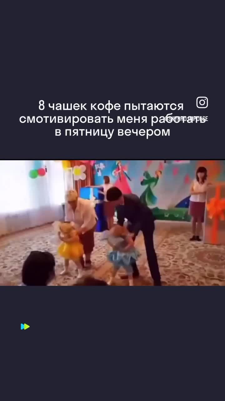 Восемь девочек танцуют танец куклы на утреннике 💃