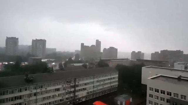 В Красноярске молния ударила прямо в многоэтажку.