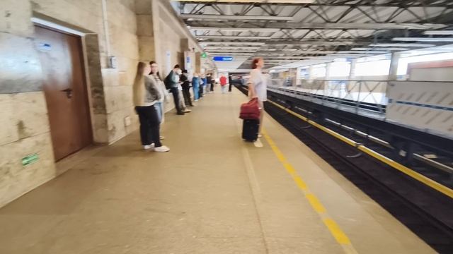 Два состава «Номерных» 81-714 на станции метро Купчино