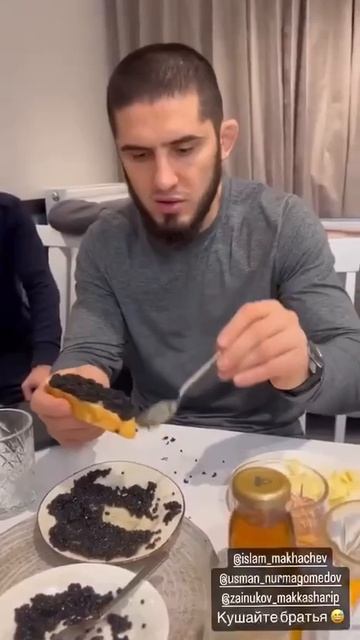 😄Ислам Махачев продолжает, не щадя живота своего, поддерживать "братьев", вступивших в неравный бой