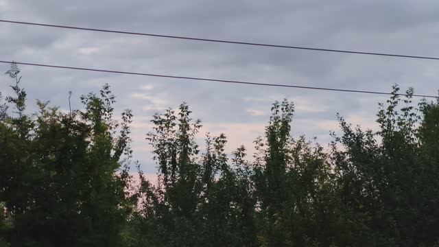 Ветер в деревне, пасмурный вечер в деревне, деревенское лето и природа