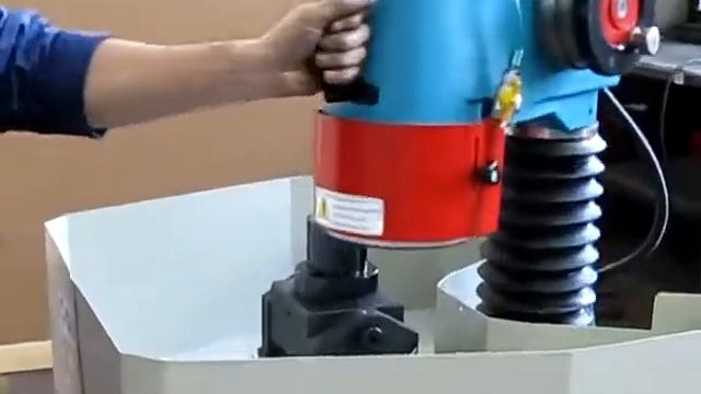 DELTA. Демонстрации работы заточного станка LB300.