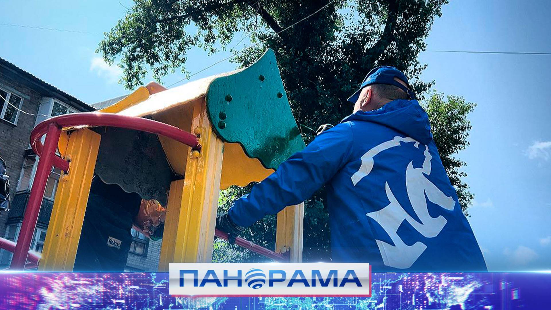 Десант молодежи помог жителям с уборкой мемориала воинской славы и придомовых территорий