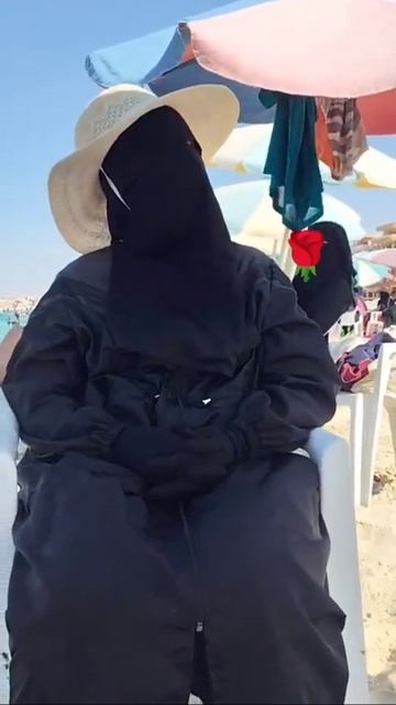 🔴Молодец, что в шляпе. На пляже оглянуться не успеешь, как голову напечёт.😆🔴