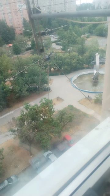 У нас в Волгодонске дети катаются в сквере
