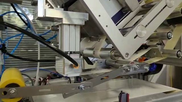 Демонстрация работы системы пневмопереноса этикетки