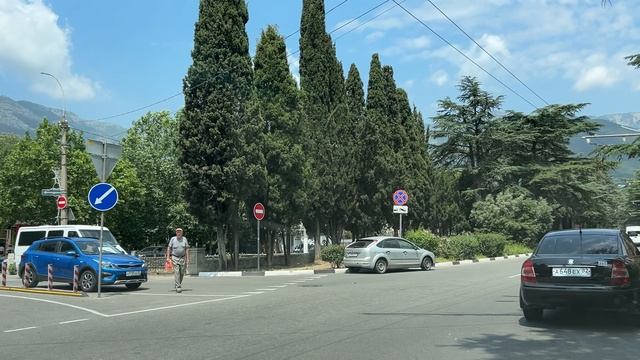 Ялта. По ул.Руданского, на Московскую ул., до выезда из города.  11.06.2025. Крым. Crimea. Yalta.
