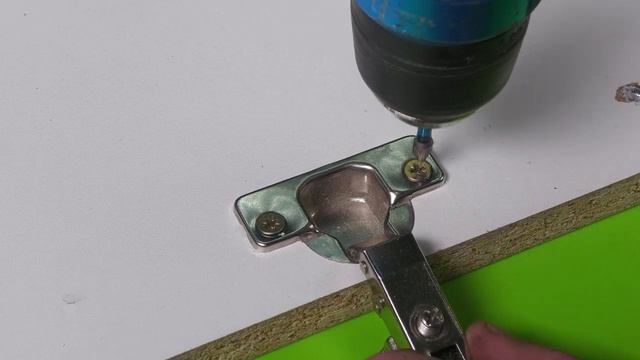 50-летний плотник удивил всех! Поместите алюминиевую фольгу на петлю – и посмотрите, что произойдёт