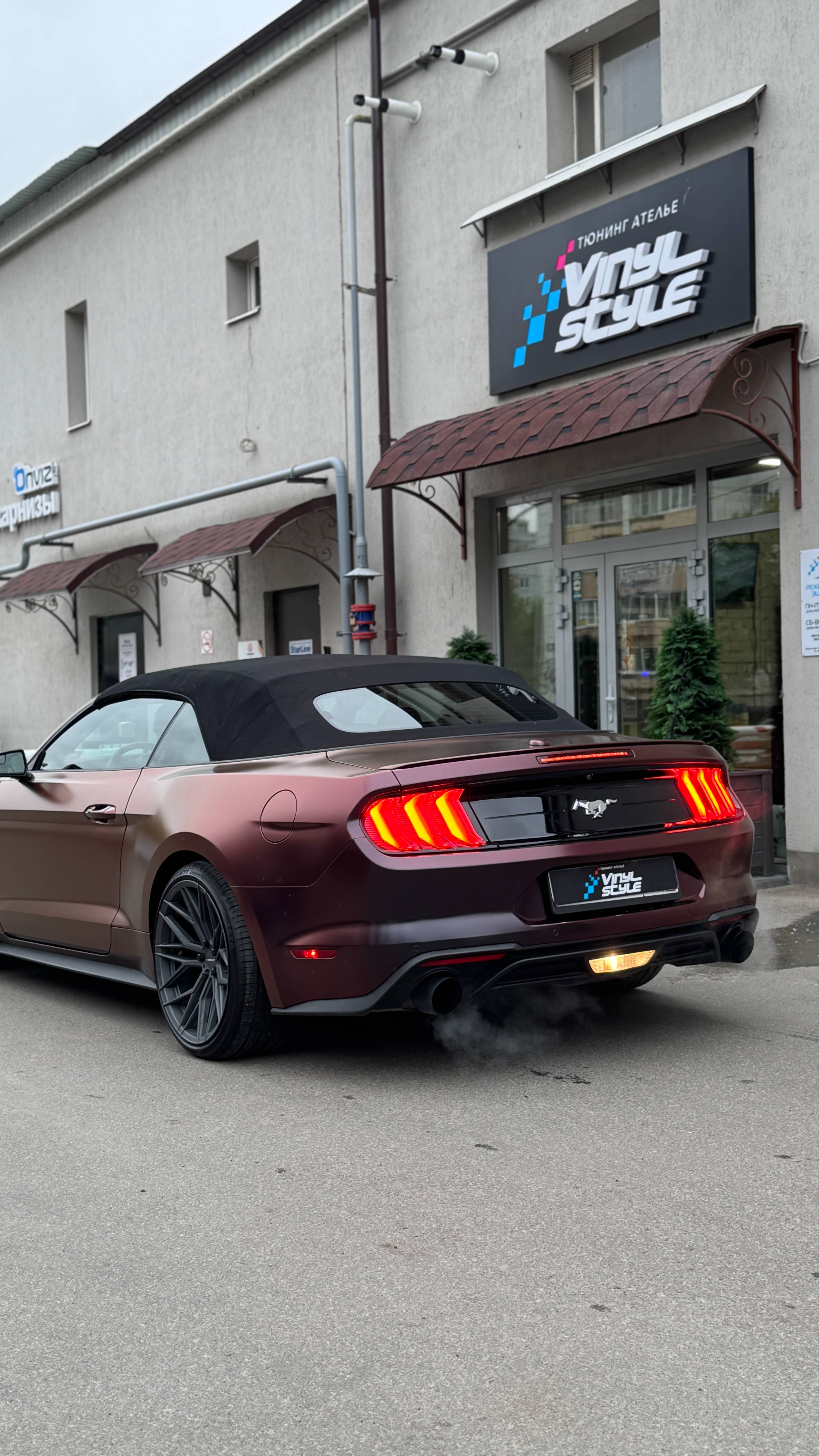 Оклейка автомобиля Ford Mustang цветной полиуретановой пленкой