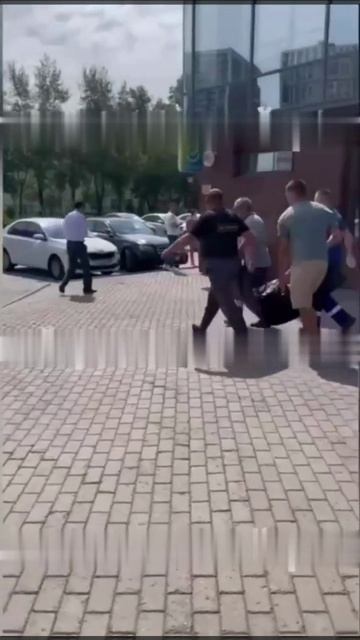 В Уфе мужчина поджёг себя прямо в отделении банка. По предварительным данным, у него 90% ожогов.