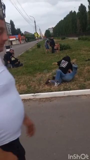 Дрались все: массовую драку сняли очевидцы в городе Россошь. Дрались и леди, и мужики.