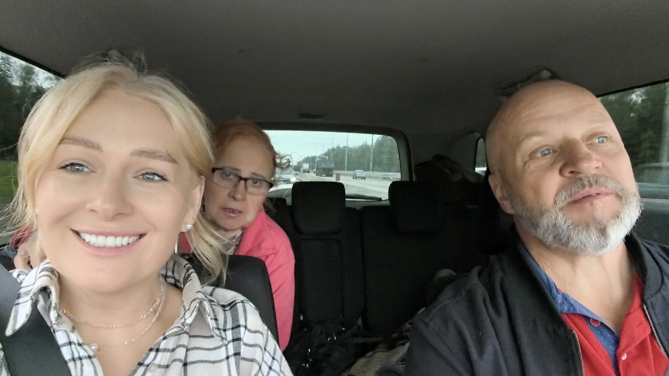 Отвезли  маму Игорька домой. Болталка за чаем. Обустройство участка продолжается.