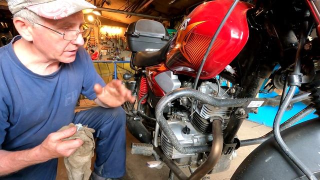 Индийский мотоцикл TVS 150X. Обзор Андрея Виноградова (г. Златоуст). Часть 12. Замена масла, кофр.