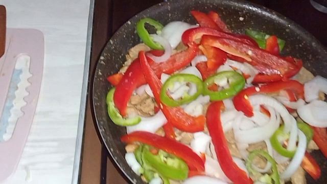 17 ИЮНЯ 2025 Г.  МЯСО ТУШЁНОЕ С БОЛГАРСКИМ ПЕРЦЕМ И МОЛОДАЯ КАРТОШЕЧКА С УКРОПОМ.