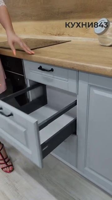 Кухня с классической фрезеровкой 'Скарлет' в пленке