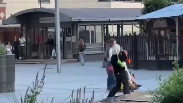 В Москве подвыпивший прохожий попытался оседлать робота-курьера, но тот среагировал и не дал себя...