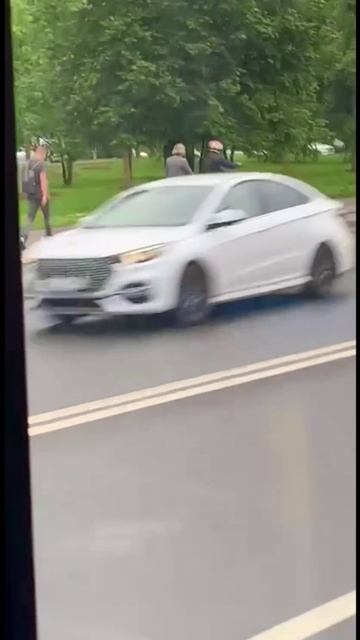 Сегодня по велодорожке на тротуаре вдоль Рублевского шоссе в Крылатском катался мотоциклист