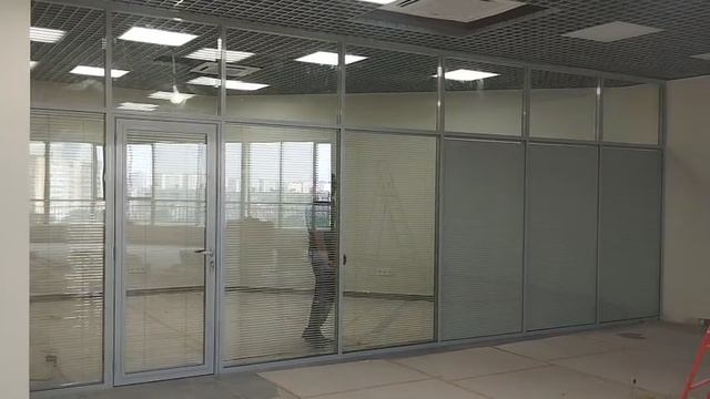 Жалюзи в офисной перегородке