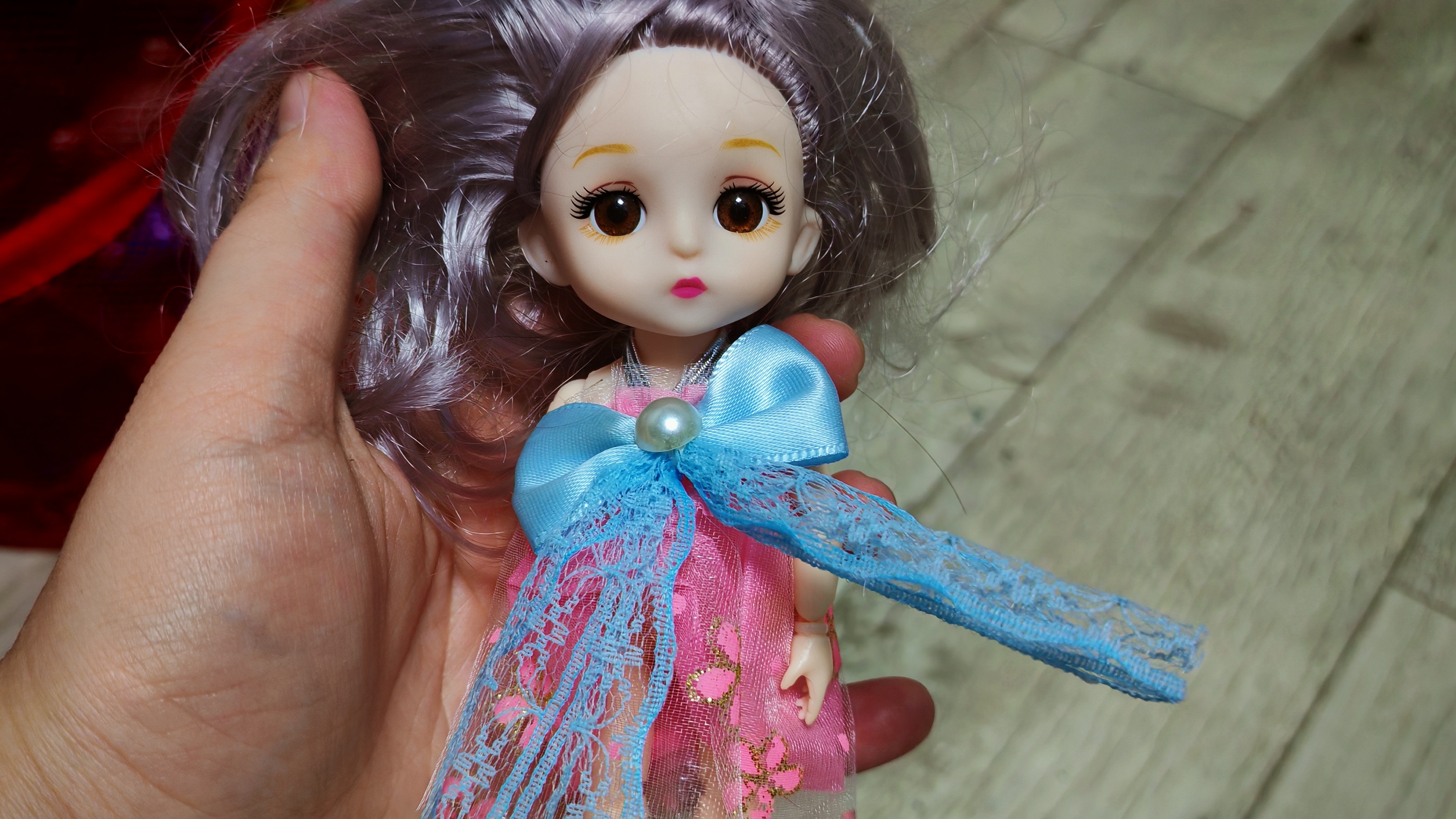 ребенок играет в куклу, игра в куколку для детей