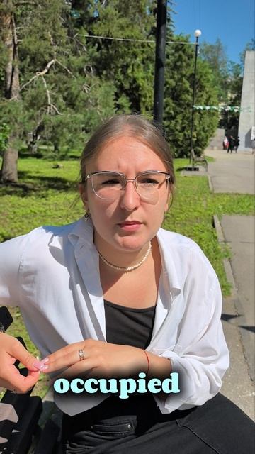 Значения в английском к "занят"? Да я на них даже времени не найду — я же занят!