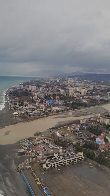 Курортный город под крылом самолета