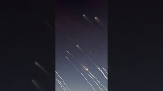 Иранские ракеты на Израиль, вид с борта самолёта Арабских авиалиний, 17.06.2025