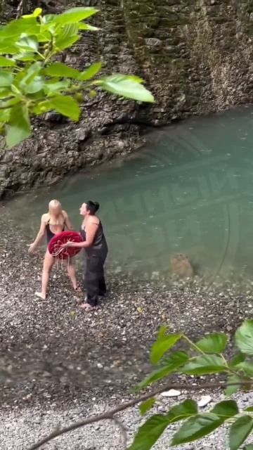 Две женщины в Сочи бубнами пытались ливень остановить