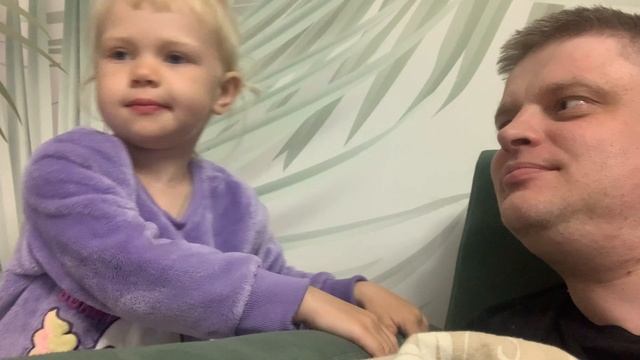 Ульяна целует папу