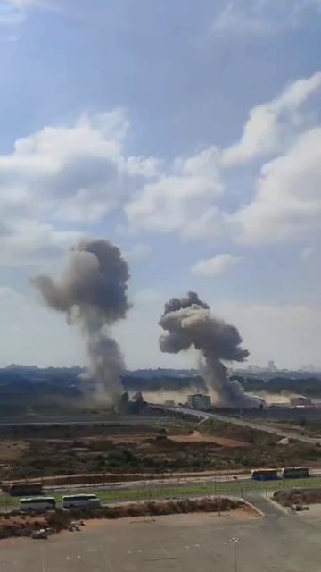 Иран нанёс удар по объектам «Моссада» 
В КСИР заявили о нанесении ракетных ударов по центру⬇️⬇️⬇️