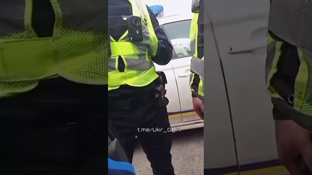 Житель Украины посчитал,что он-самый умный,и может с помощью юридических терминов отказать полицаям