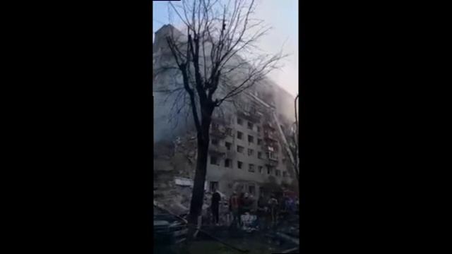 В Киеве во время отражения атаки РФ рухнул девяти этажный жилой дом,что попало неизвестно ПВО возмож