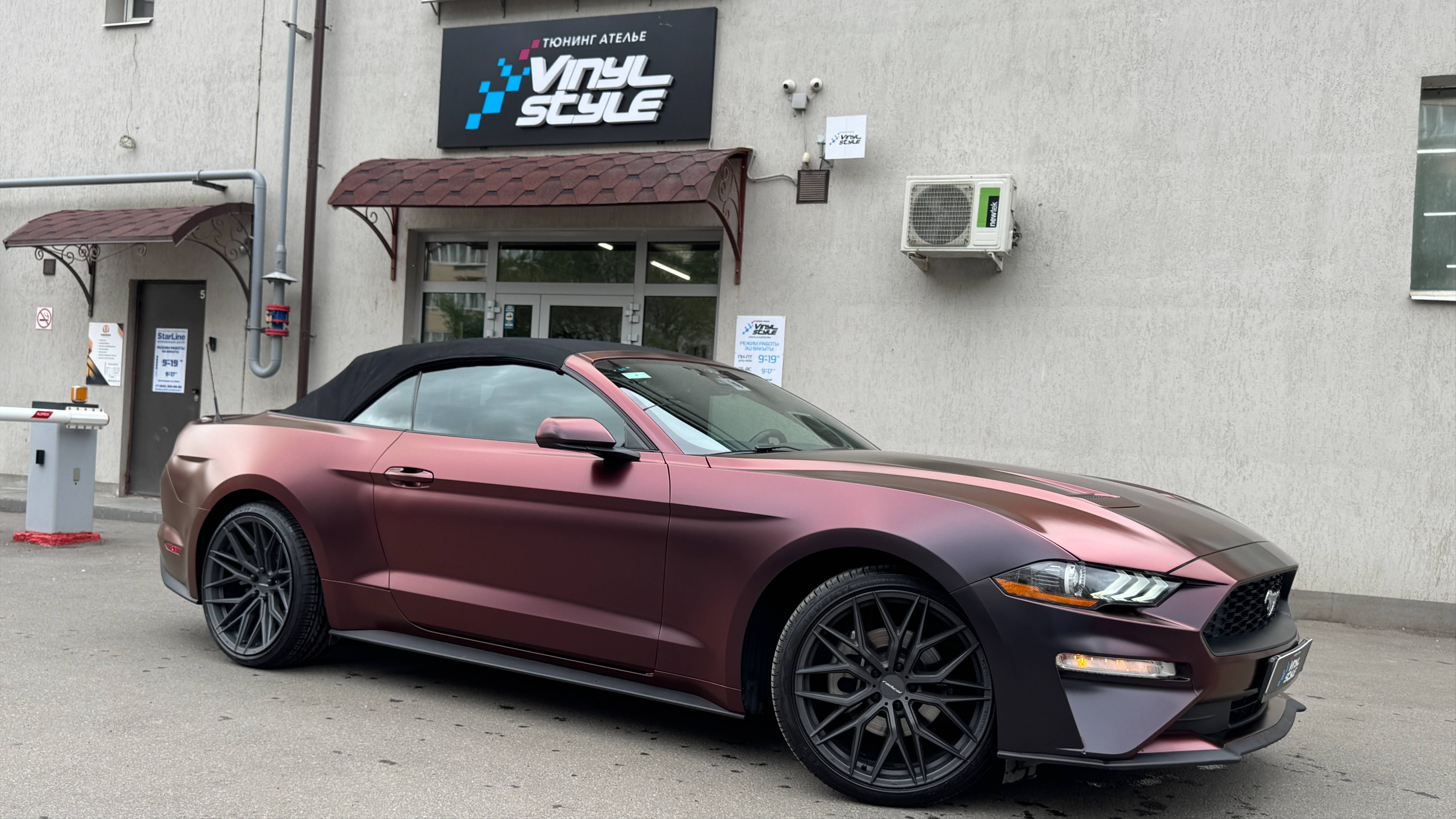 Оклейка автомобиля Ford Mustang цветной полиуретановой пленкой