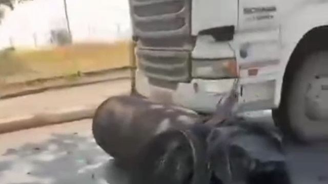Обломок иранской баллистической ракеты, упавшей в Израиле.
