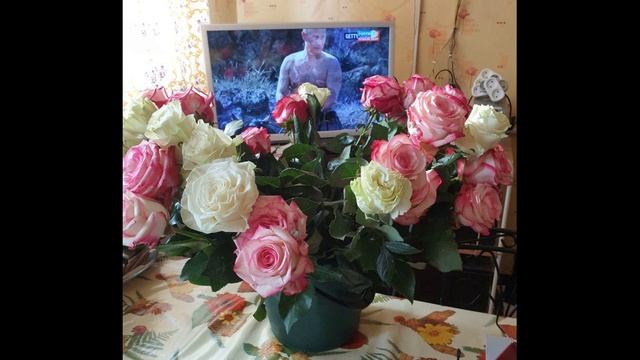 Такое фото кадр составил. Букет, Путин и стихи.  Шуточная