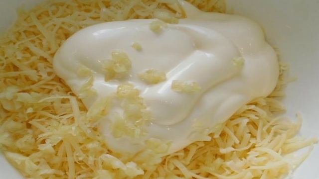 Чесночные бутерброды с яйцами и помидорами