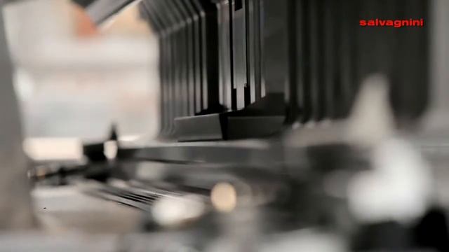 SALVAGNINI P2Xe. Гибка квадратной панели.