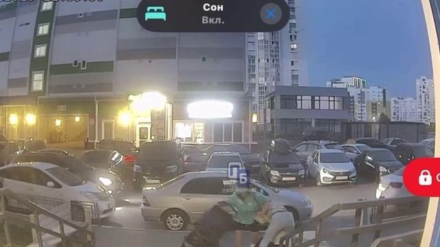 Женщина набросилась на мать с ребенком в Барнауле