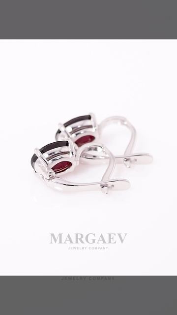 Серебряные серьги с овальными красными гранатами Д381598-GR26