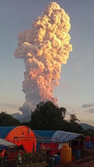 🌋 Страшно красиво: в Индонезии проснулся вулкан Левотоби Лаки-лаки