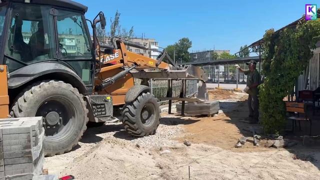 Новую тротуарную плитку укладывают возле автовокзала в Керчи