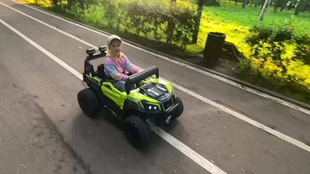Веселые песенки с Family Fox. Песенка про автобус на английском. Гуляем в парке.