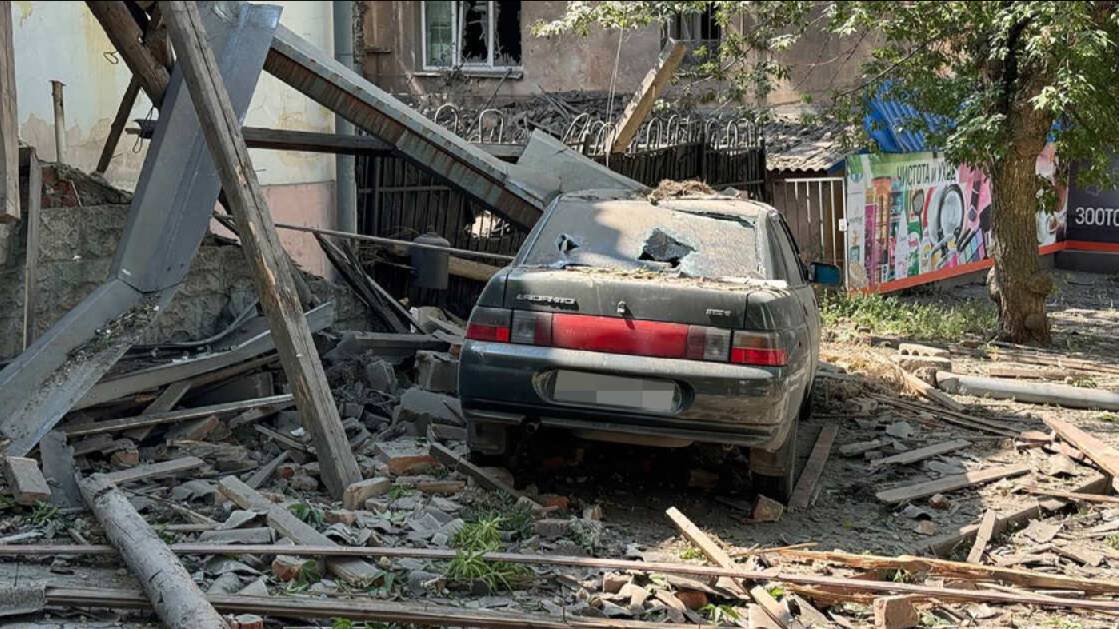Улица в кусках стекла и бетона: что известно об ударе ВСУ по Донецку